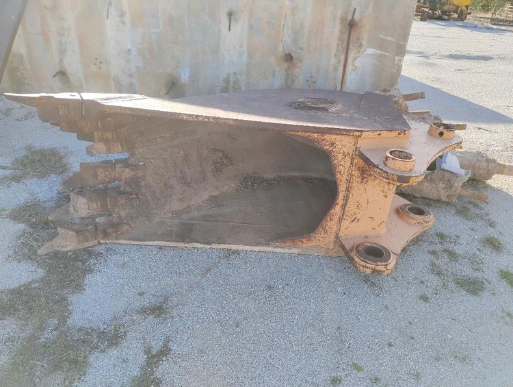 Others 330 32"Excavator Bucket- V-Bottom  rock bucket