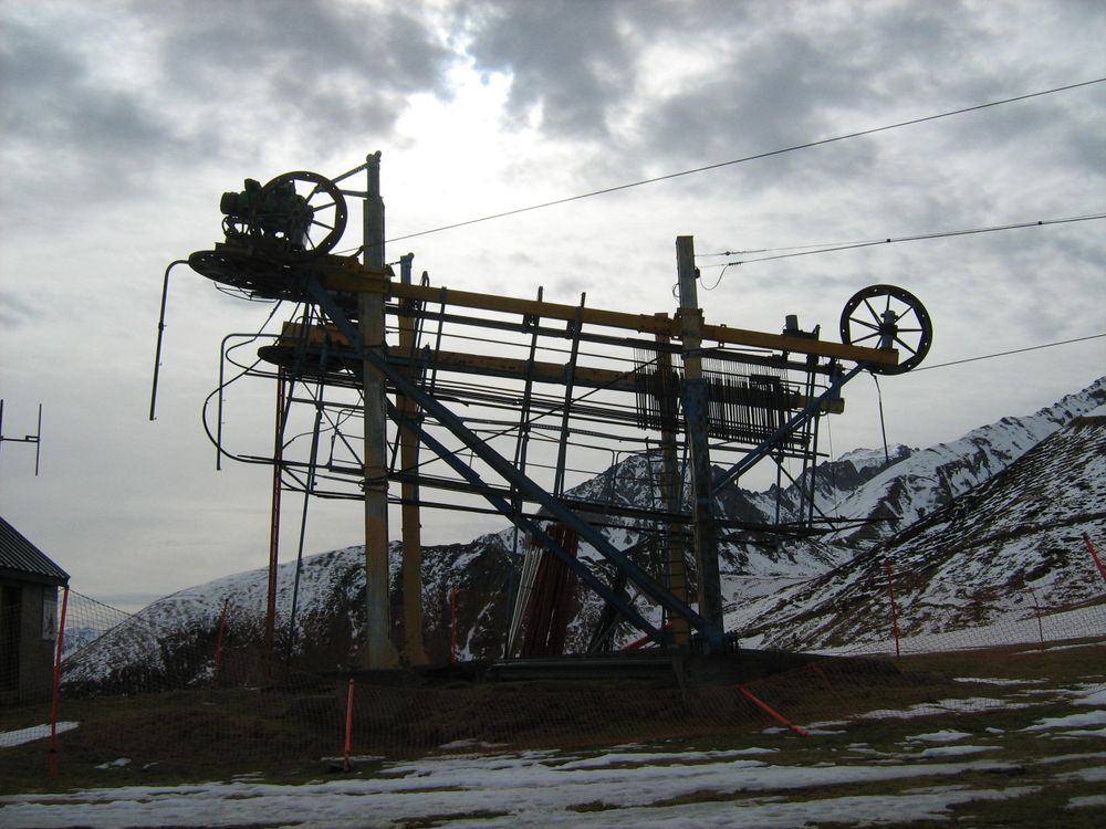 Poma H210 detachable grip ski lift