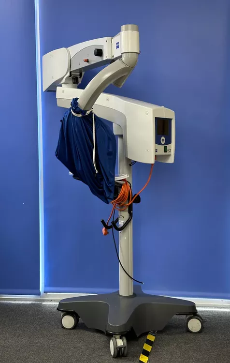 ZEISS OPMI Sensera Operating Microscope