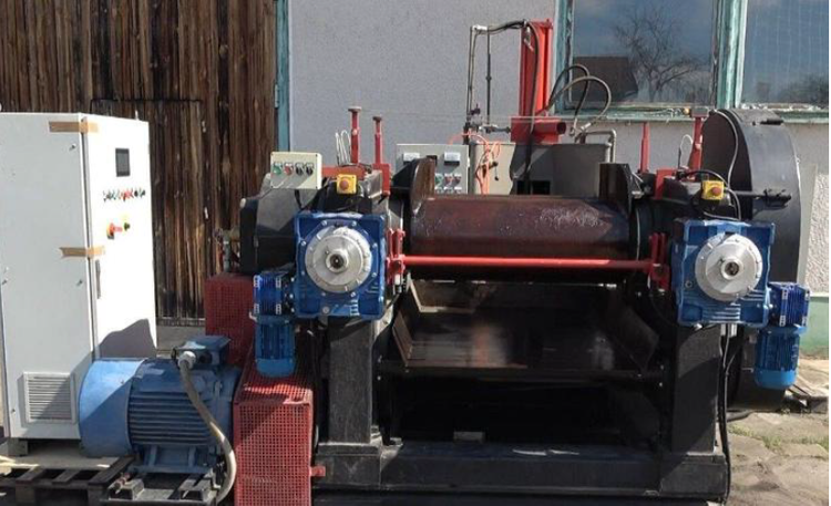 Rubber mixing mill