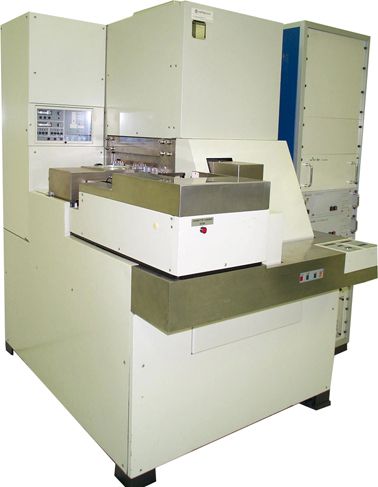 Hitachi S-7000 Critical Dimension SEM (CD-SEM)