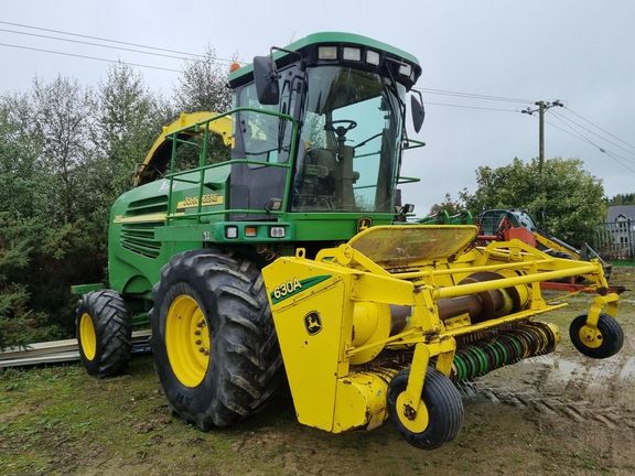 John Deere 7400 Combine