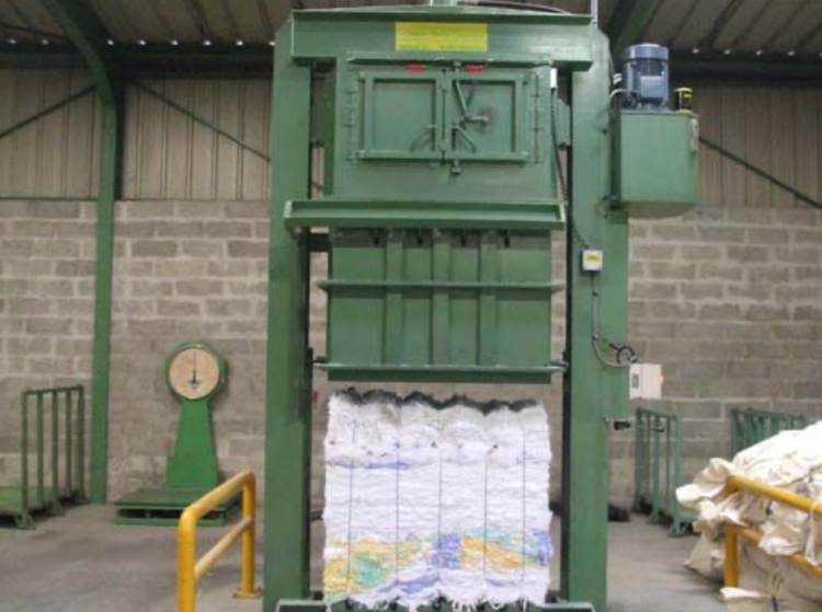 BBC vertical bale press, bale weight: 300 kg, pressure: 40 tons