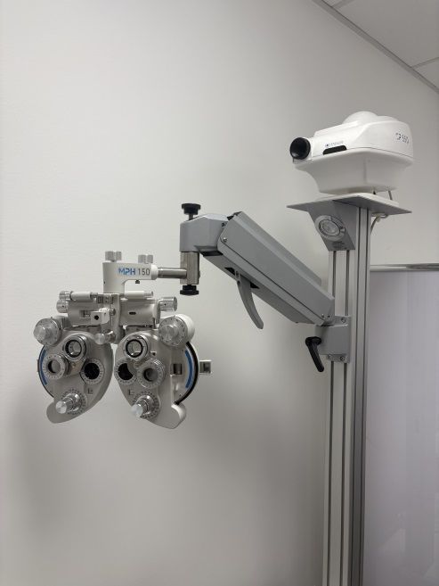 Essilor Manual refractor MPH150 + AKR300 + CP550