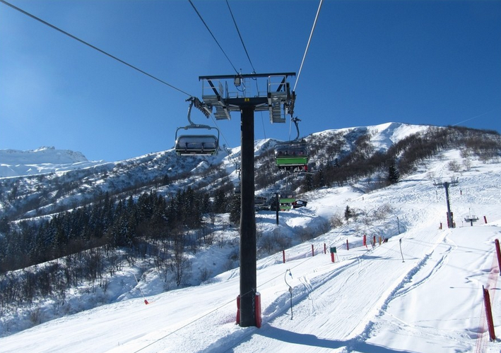 2 Leitner detachable chairlifts with transfer station, 4seater with bubble