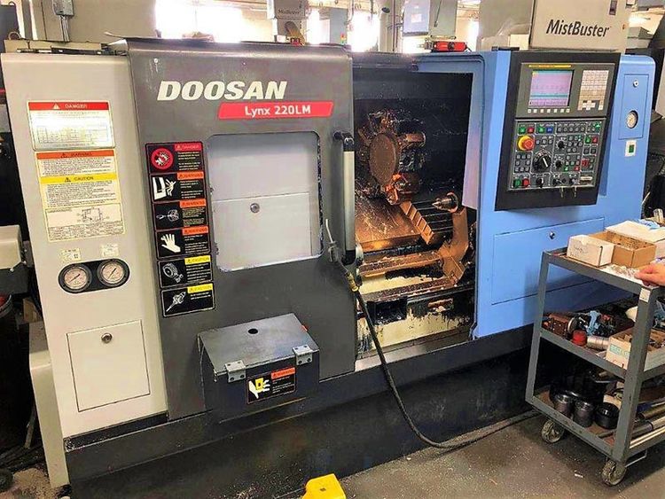 Doosan FANUC i SERIES CNC CONTROL 6000 RPM LYNX 220LMA 3 Axis