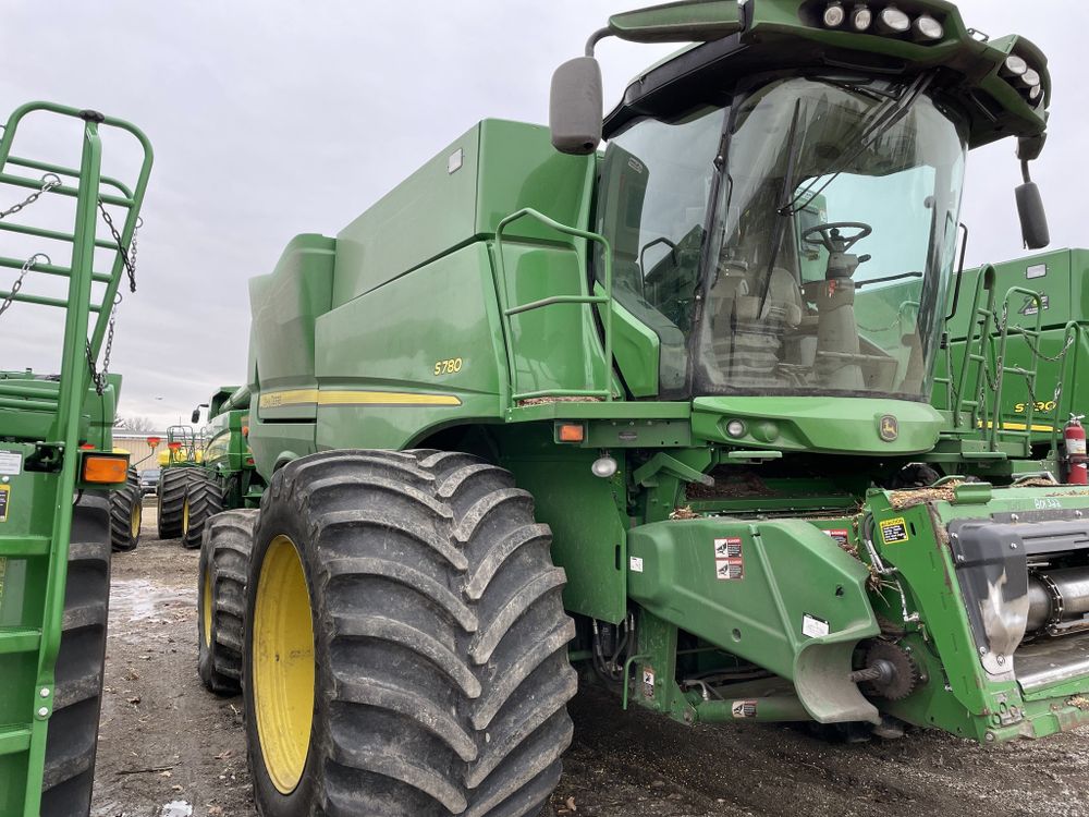 John Deere S780 Combine