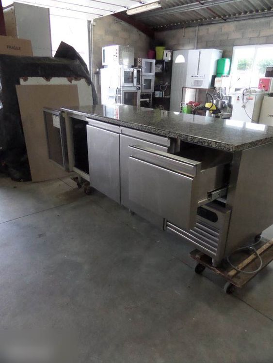 Refrigerated pastry tower with granite top