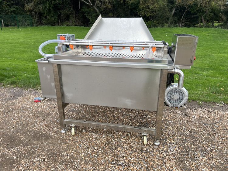 Tipping Salad Washer with Spray Jets