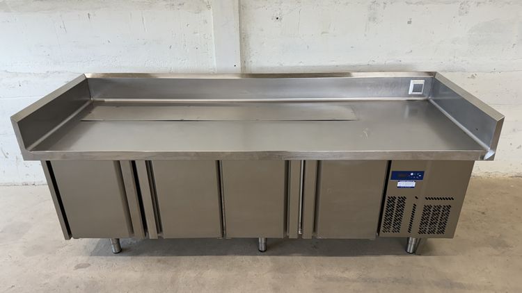 Refrigerating counter