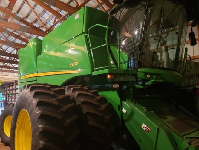 John Deere S680 Combine