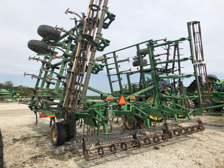 John Deere 2210 Field Cultivators 7495