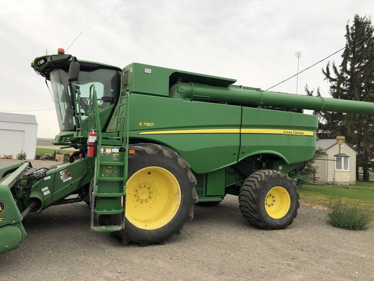 John Deere S780 Combine