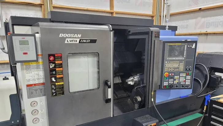 Doosan Fanuc i Series CNC Control 4500 RPM LYNX 220LSYC 2 Axis