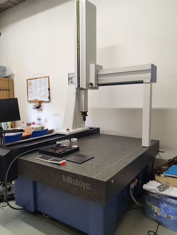 Mitutoyo CrystaPlus M7106 / Measuring device