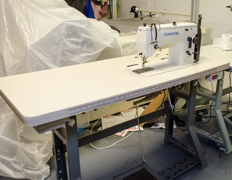 Consew CN2033R Zig zag machine, has straight stitch. Comes with table