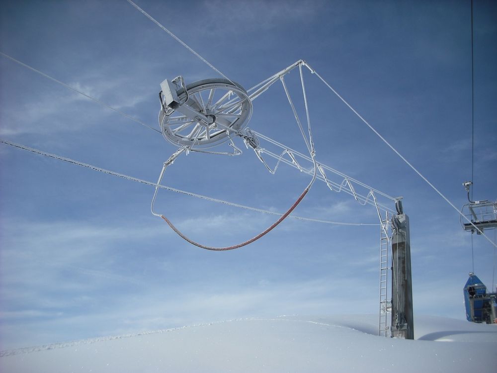 Detachable grip ski lift