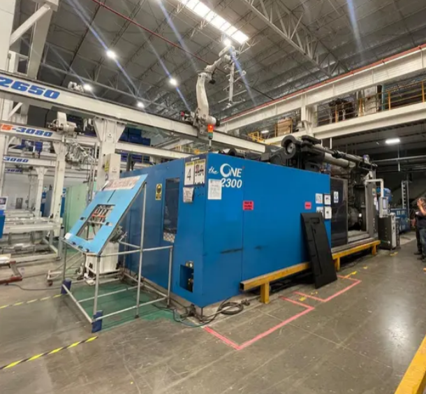 LS The One 2300 Hybrid Injection Molding Machine 2545 T