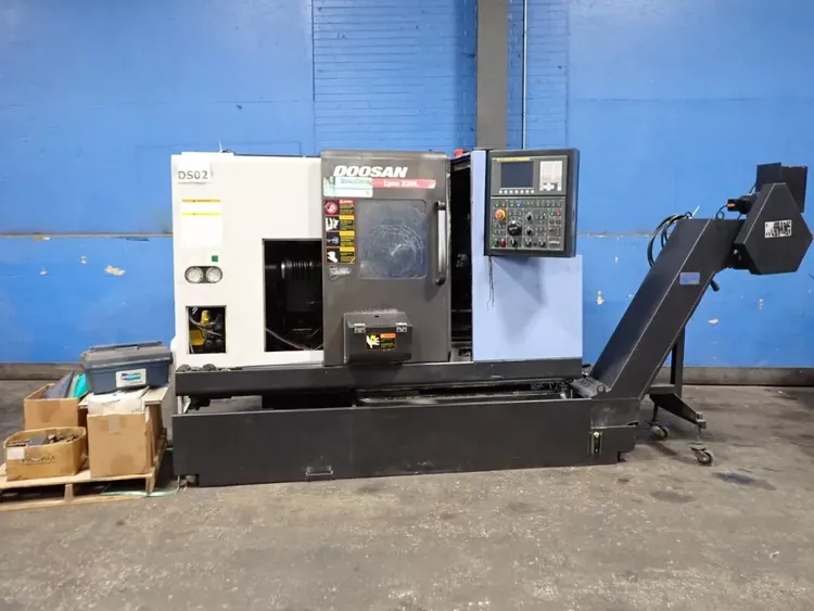 Doosan Doosan Fanuc I Series Variable Speed LYNX220LG 2 Axis