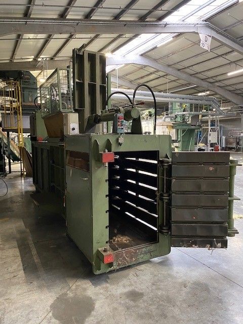 Piferoen horizontal bale press, yoc: 1993, bale weight: 300 kg, pressure: 40 tons