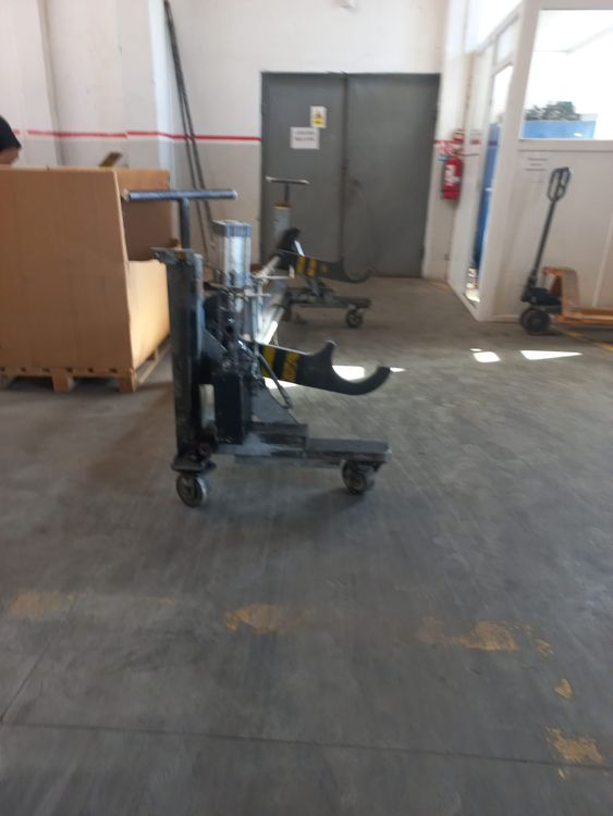 Hydraulic beam trolley