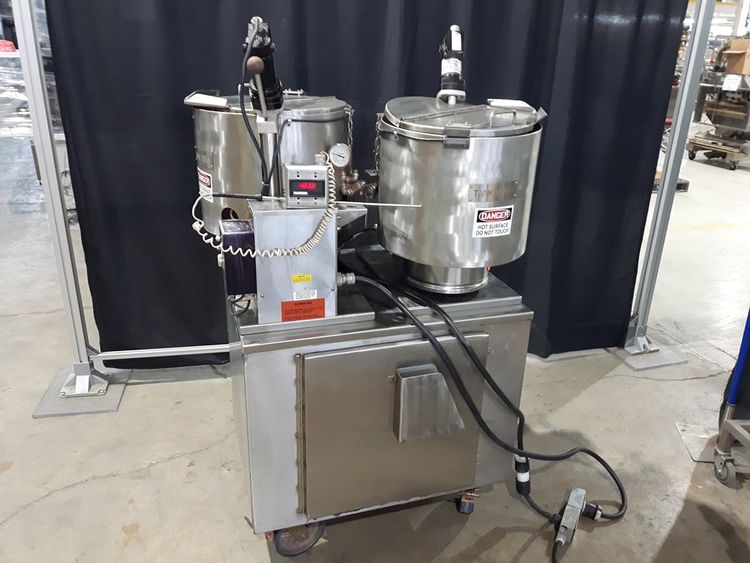 2 Groen TDB-7-40 tilting kettles with mixers