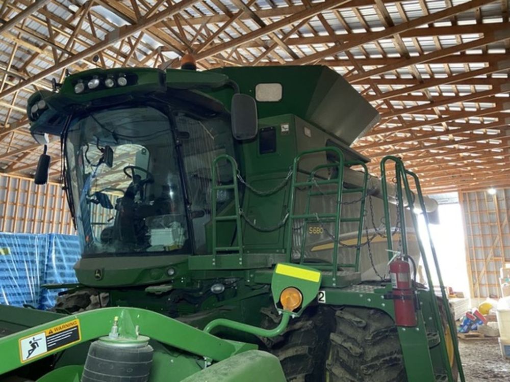 John Deere S680 Combine