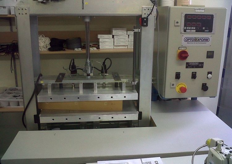 CR 5 Thermoforming Press