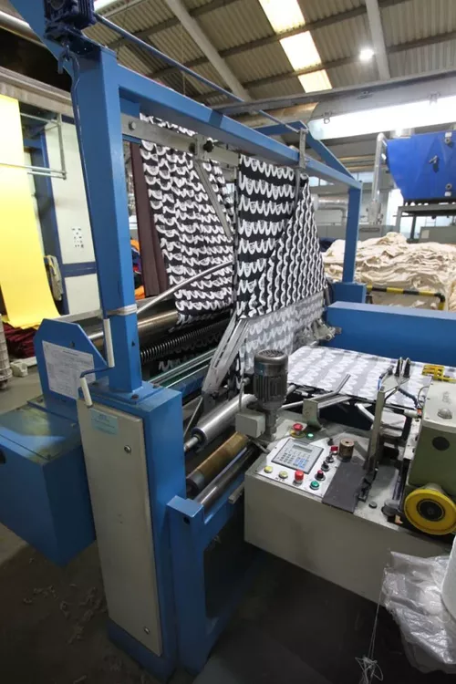 Mtg folding and sewing machine