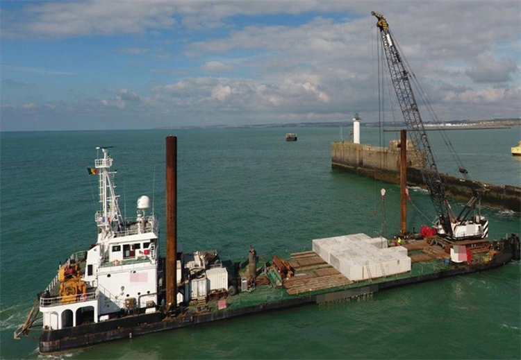 Self-Propelled Multipurpose Deck Barge with Dynamic Positioning