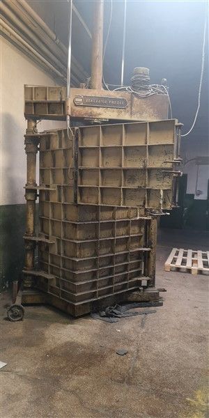 Italiana Presse vertical bale press, yoc: 1980s, pressure: 10 tons