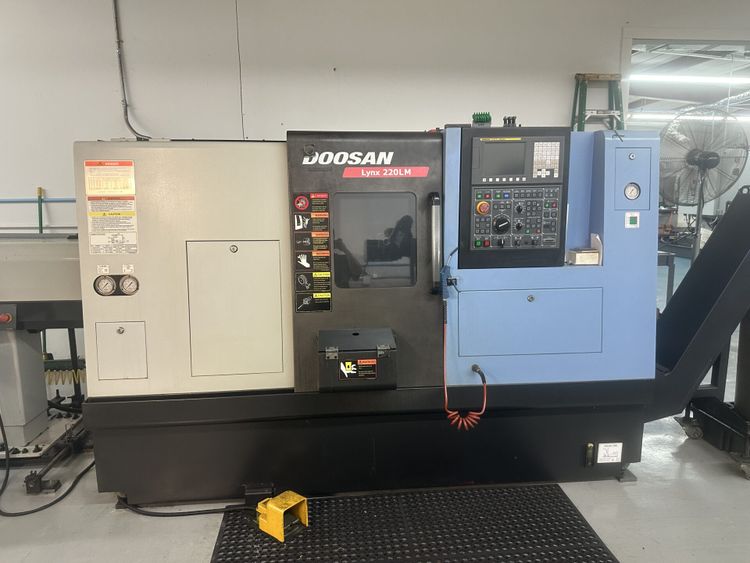 Doosan FANUC i Series CNC CONTROL 6000 RPM LYNX 220LMA 3 Axis