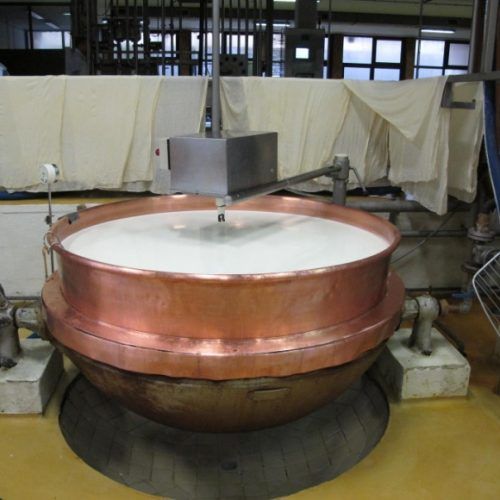 Double bottom cheese production basin