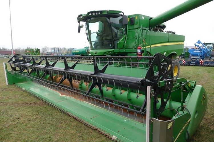 John Deere S 680 Combine