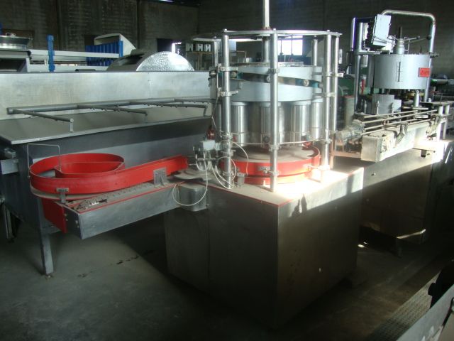 Rotative filling machine for liquids