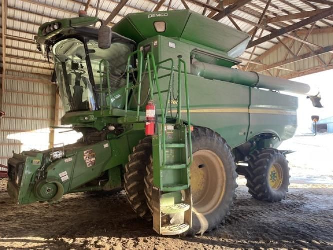 John Deere S760 Combine