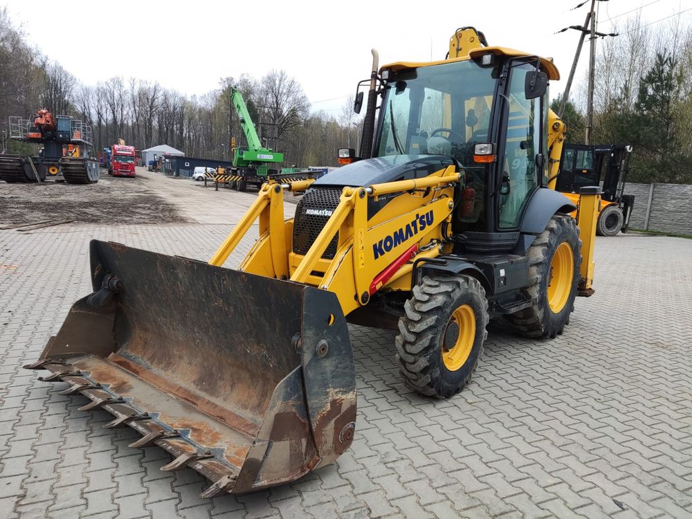 Komatsu WB93R8 Backhoe loaderv KOMATSU WB93R8