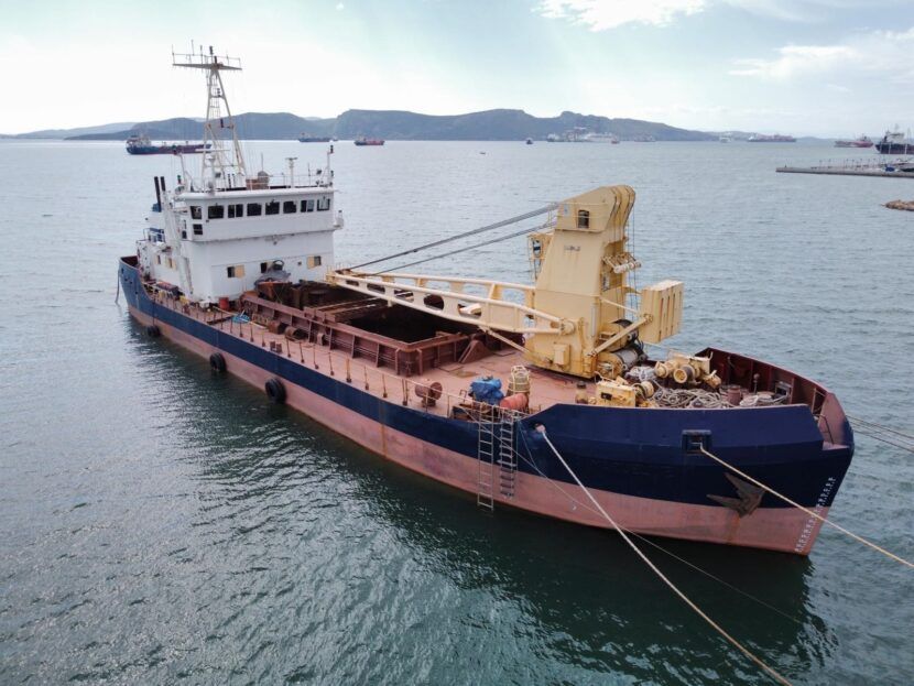 self propelled grab hopper dredger with splitting hull