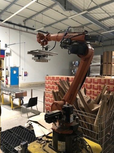 Kuka KR 16 R2010C4 crate transfer robot