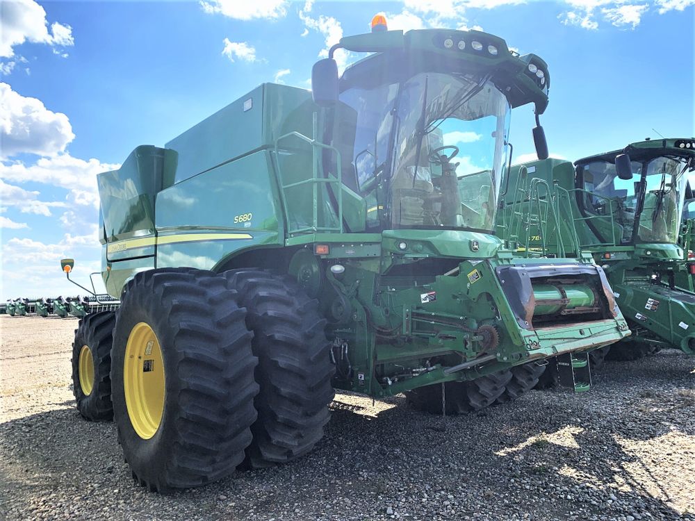 John Deere S680 Combine