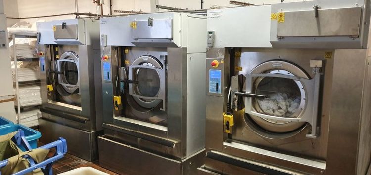 3 Electrolux W4400H Washer Extractor