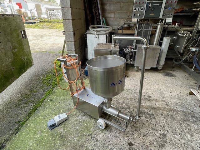 Yoghurt homogeniser and pot filler