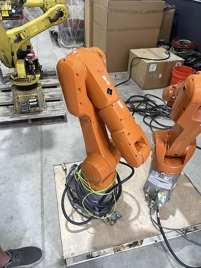 Kuka KR10 R1100 6 AXIS ROBOT WITH KRC4 CONTROLLER 10 kg