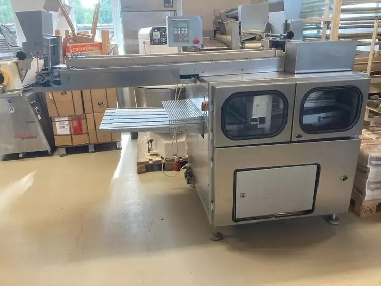 Kemper Quadro 5-row bread roll line