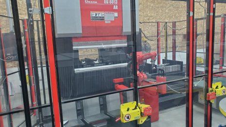 Amada EG6013ARS SERVO PRESS BRAKE W/6-AXIS ROBOTIC CELL 67 TON X 53.1"