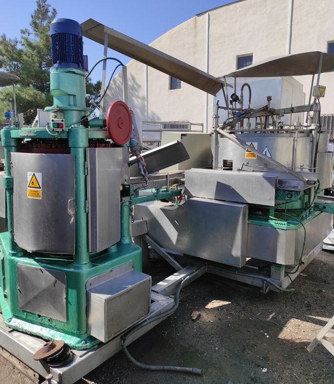 Comaco AGM 6 Seamer with non-motorized plate and 24- valve vacuum filling machine (II) 73mm