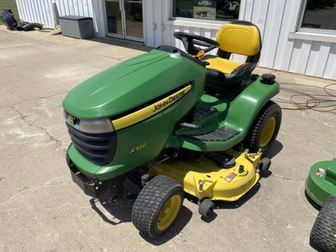 John Deere X320 6155