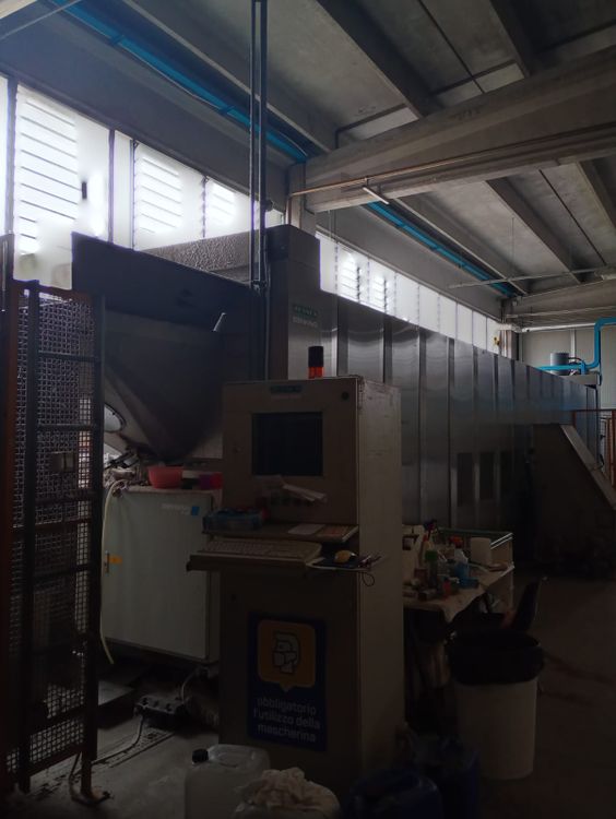 Jensen, Senking Senking tunnel washing Complete Senking Continuous Washing Line – 16 Compartments – 50 kg – 2001 Complete Senking continuous washing system with 16-compartment tunnel washer (50 kg per chamber), including loading conveyor, press extractor, shuttle, and 2 gas-heated transfer dry