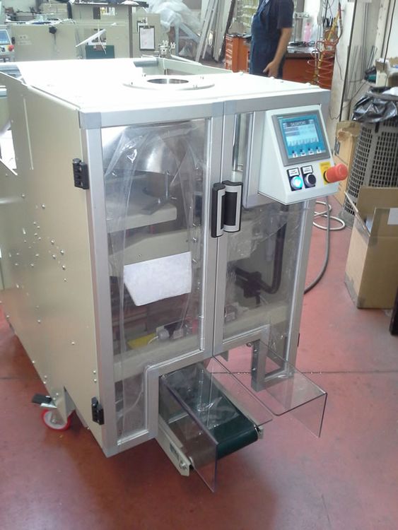 Vertical flow pack machine