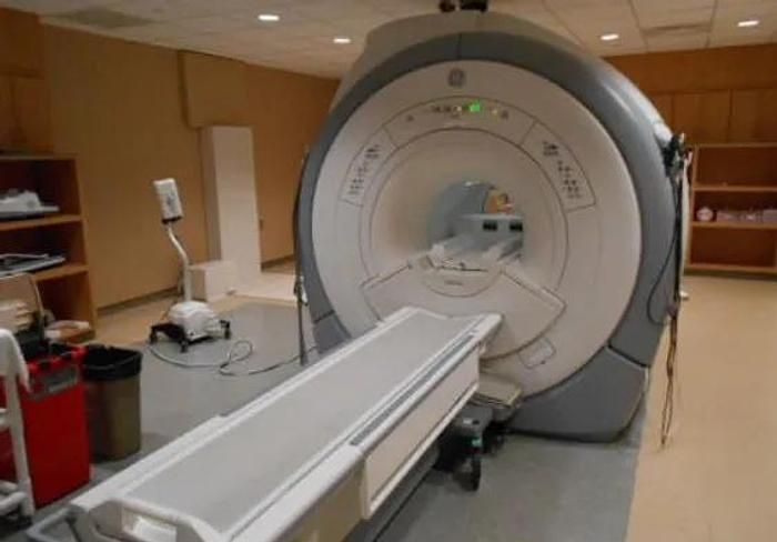 GE Signa 1.5T HDxT LCC MRI